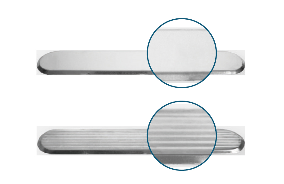 Comparação entre elemento tátil inox direcional liso, acima, e frisado, abaixo