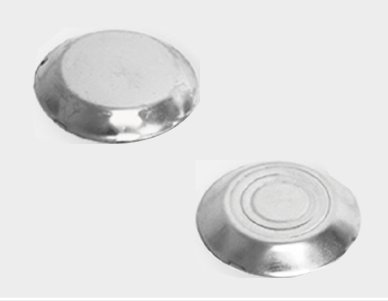 Comparação entre elemento tátil inox alerta liso, acima, e frisado, abaixo