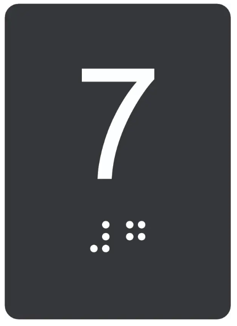 Placa de pavimento com número em alto-relevo e Braille