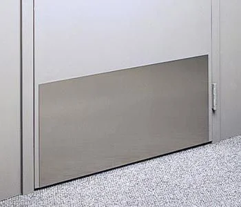 Chapa de proteção em aço inox instalada na parte inferior de uma porta