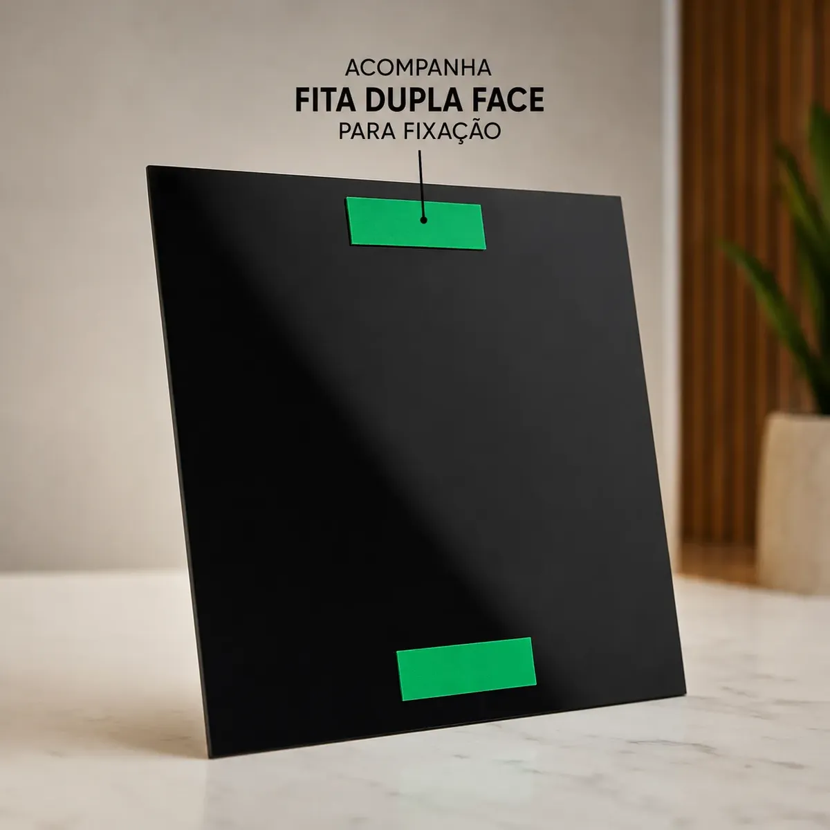 Verso da placa com fitas dupla face para fixação