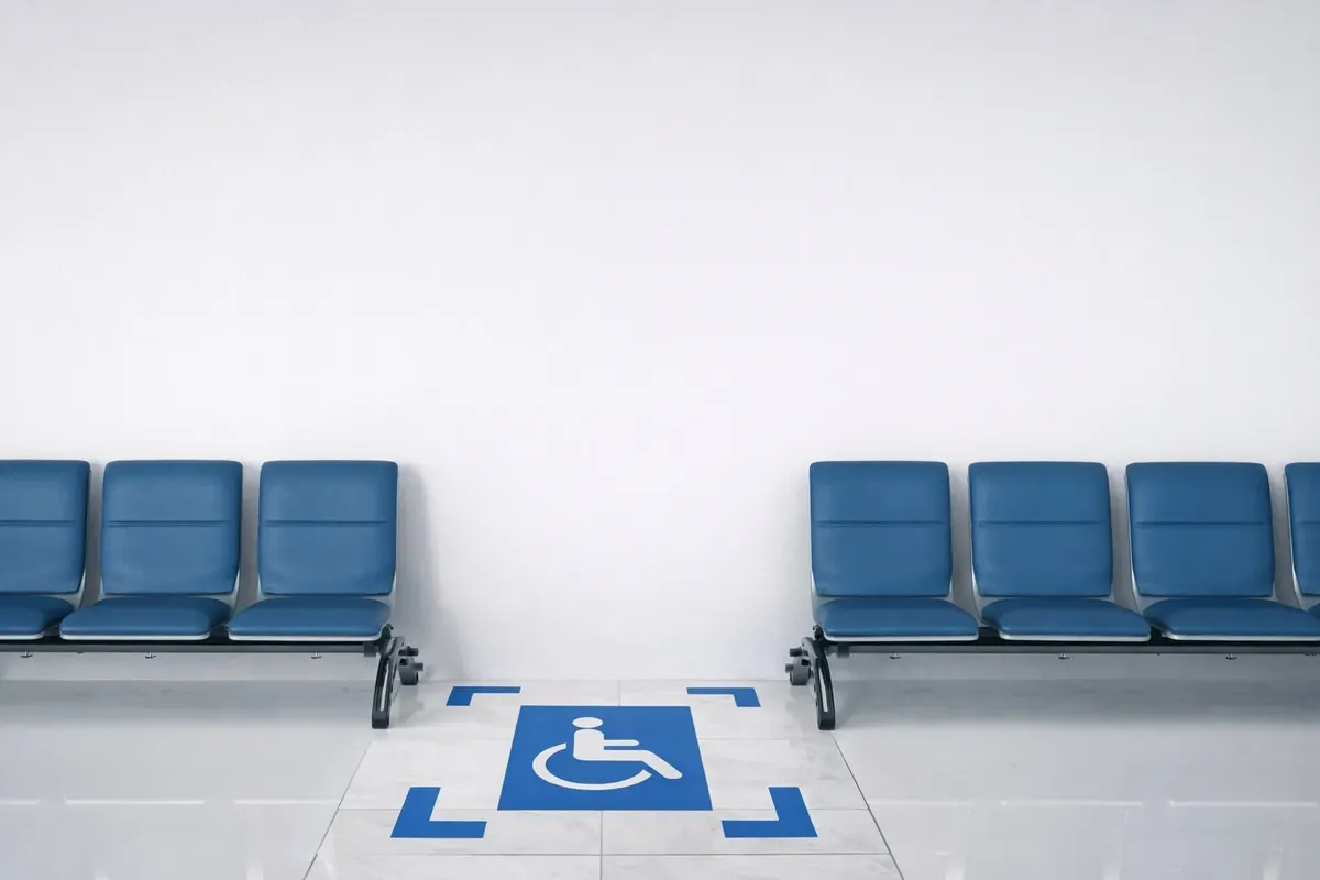 Módulo S.I.A. adesivo aplicado no piso entre assentos de uma sala de espera