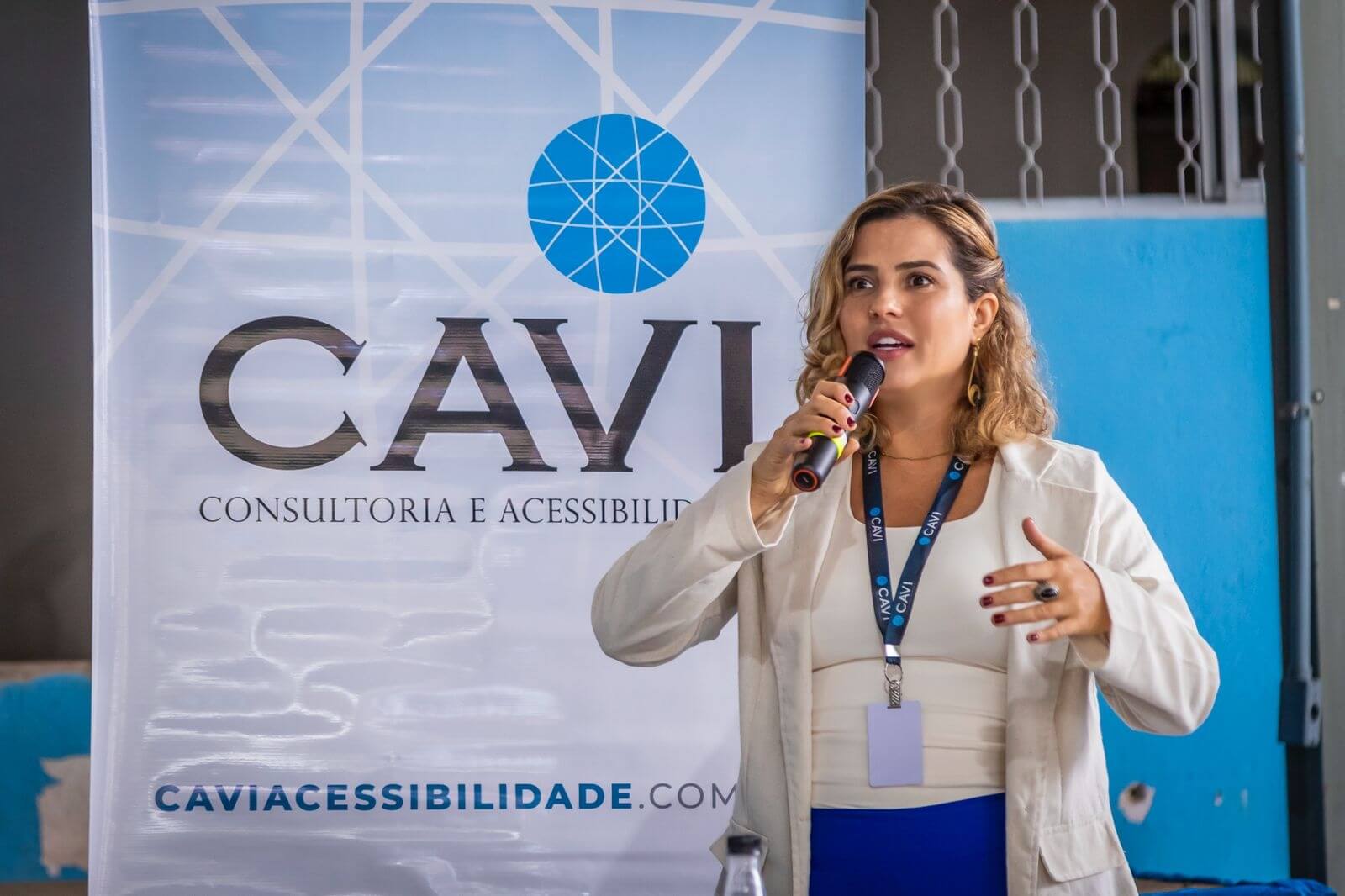 Especialista da CAVI conduzindo treinamento de atendimento inclusivo