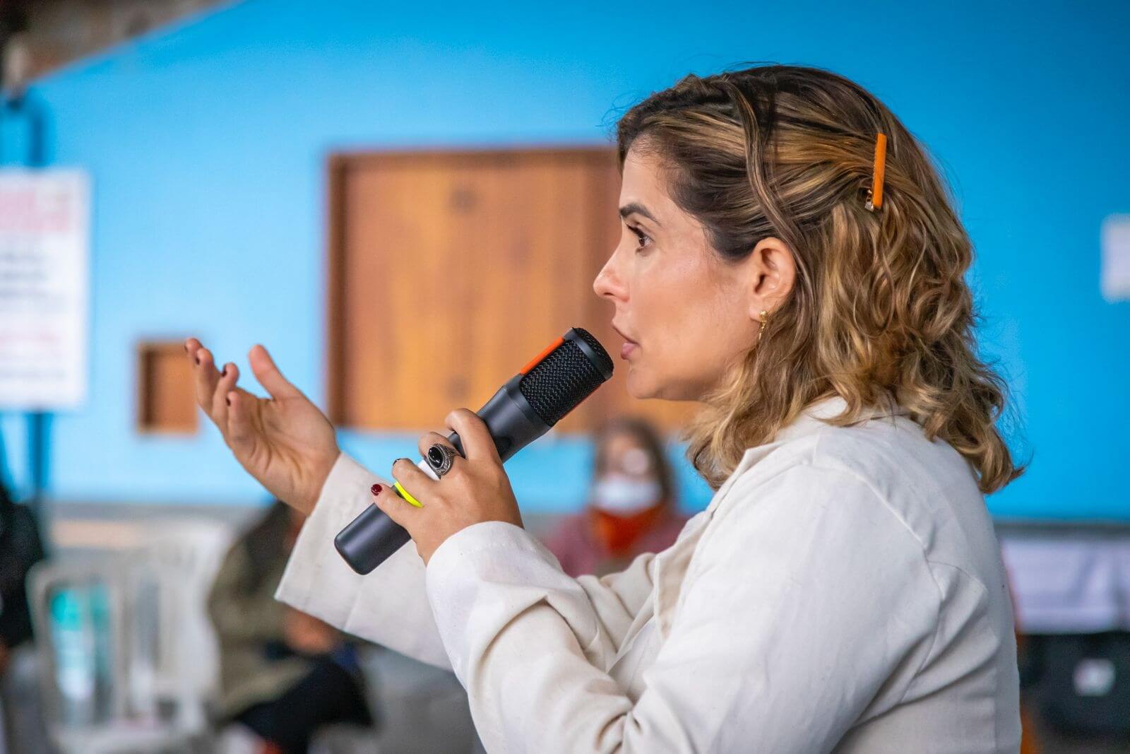 Especialista conduzindo atividade prática